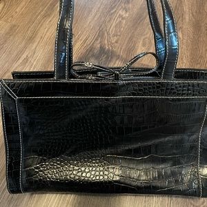 Beautiful Black Faux Leather Liz Claiborne Puse 🌸